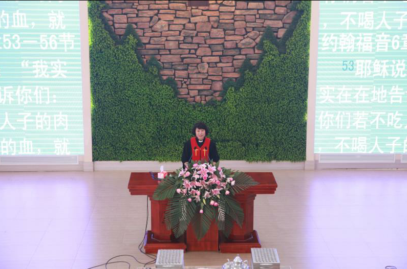 省市动态 各市两会动态  侯玉洁牧师在洗礼前和圣餐聚会中分别分享了